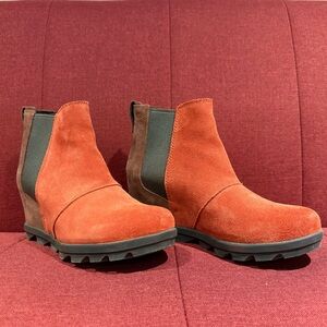 Sorel Joan of Arctic Wedge II Chelsea Boots in Carnelian Red and Brown 9.5